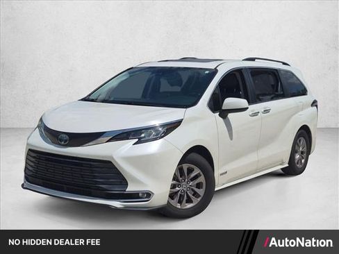 Used 2021 Toyota Sienna XLE FWD image 1