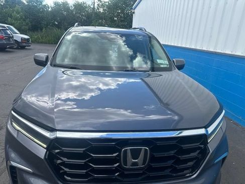 Used 2024 Honda Pilot Touring image 3