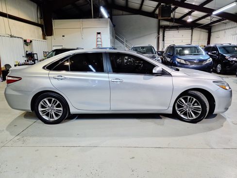 Used 2017 Toyota Camry SE w/ Moonroof Package FWD image 10