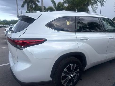 Used 2022 Toyota Highlander XLE FWD image 6