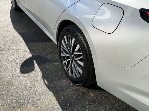 Used 2024 Nissan Altima 2.5 SV image 15