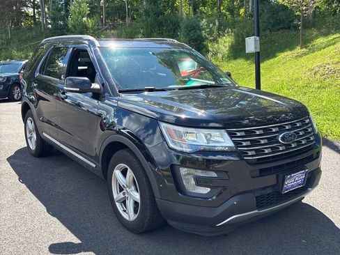 Used 2016 Ford Explorer XLT w/ Equipment Group 202A AWD/4WD image 12