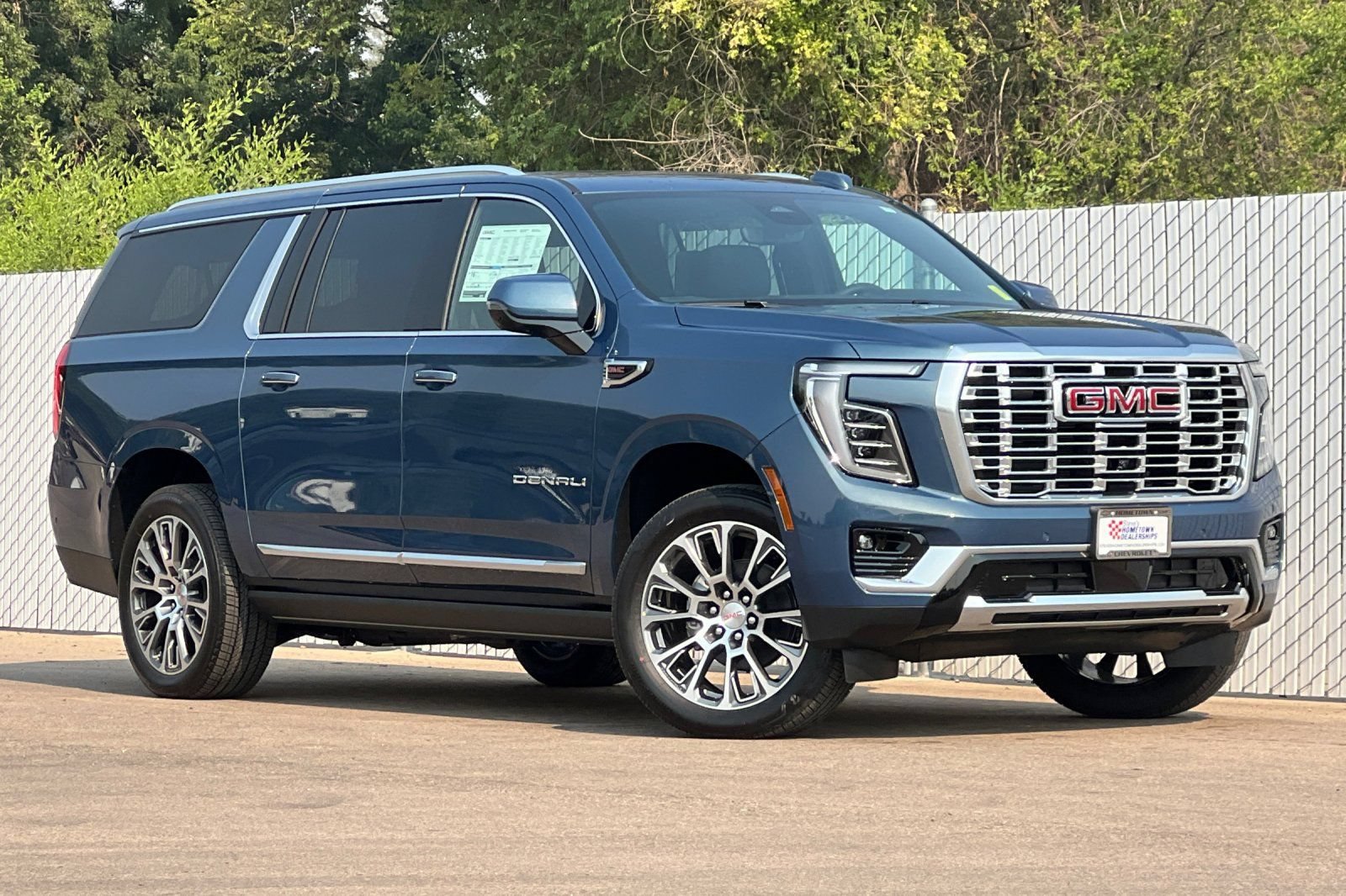 New 2026 GMC Yukon XL Denali w/ Denali Reserve Package AWD/4WD image 2