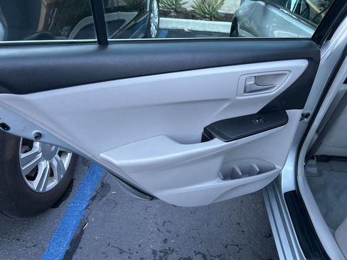 Used 2015 Toyota Camry LE image 7