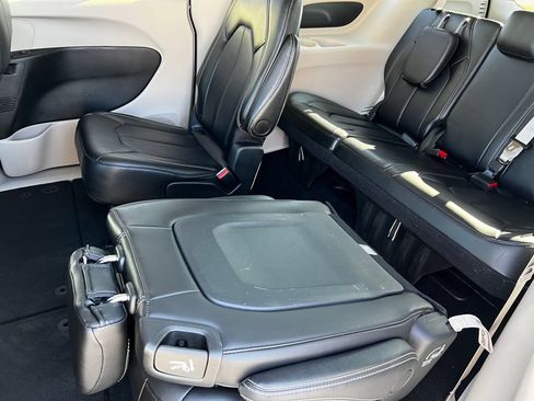 Used 2024 Chrysler Pacifica Touring-L FWD image 16