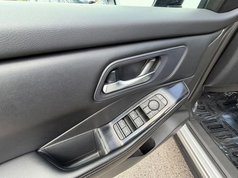 Used 2024 Nissan Rogue SV FWD image 11