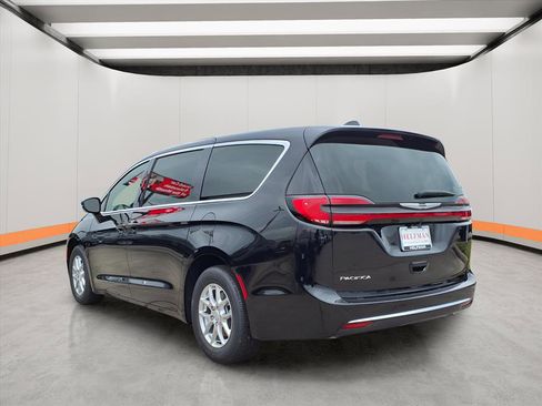 New 2026 Chrysler Pacifica Select image 2