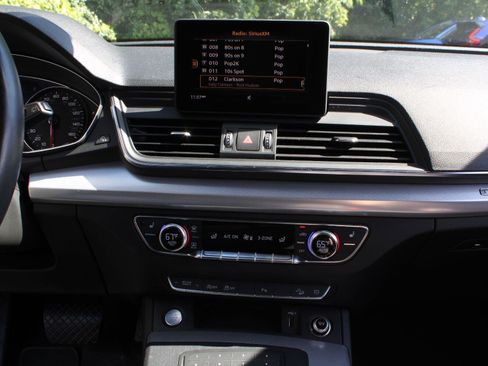 Used 2020 Audi Q5 2.0T Premium w/ Titanium Sport Package AWD/4WD image 15