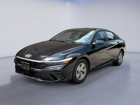 Used 2025 Hyundai Elantra SE FWD image 1