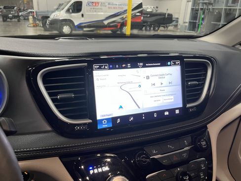 Used 2024 Chrysler Pacifica Select image 24