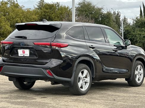 Used 2021 Toyota Highlander LE image 4