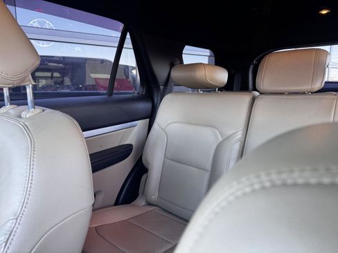 Used 2016 Ford Explorer XLT w/ Equipment Group 202A image 6