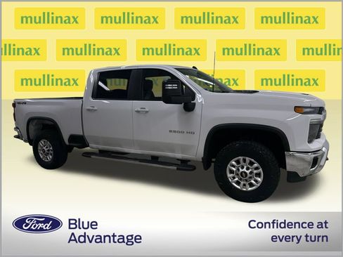 Used 2025 Chevrolet Silverado 2500 LT w/ Convenience Package AWD/4WD image 2