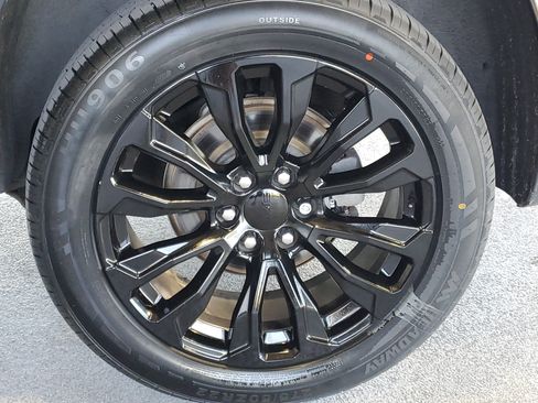 Used 2021 Chevrolet Tahoe Premier w/ Premium Package RWD image 7