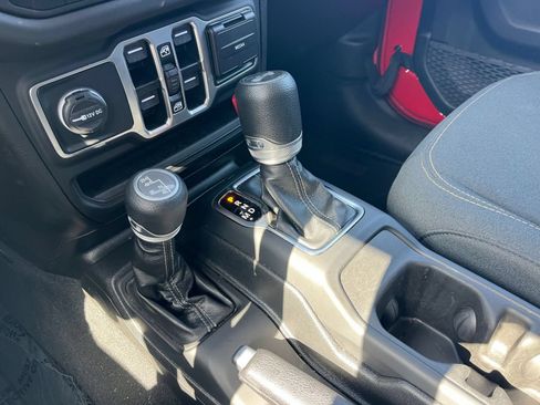 Used 2025 Jeep Wrangler Unlimited Sahara AWD/4WD image 41