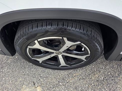 Used 2025 Volkswagen Tiguan SE image 18