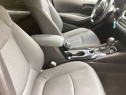 Used 2022 Toyota Corolla LE FWD image 3