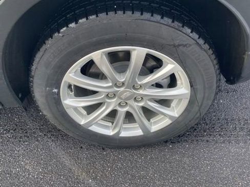 Used 2020 Cadillac XT4 Luxury w/ Cold Weather Package FWD image 4