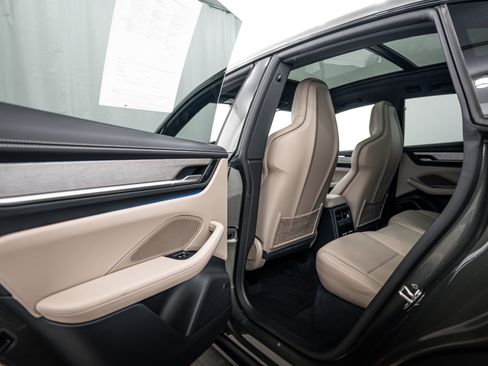 Certified 2025 Porsche Macan 4S Electric AWD/4WD image 23
