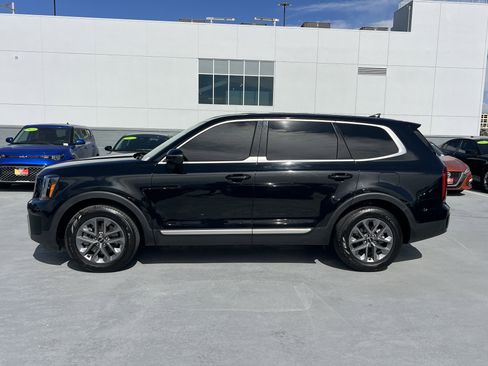 Certified 2025 Kia Telluride LX image 3
