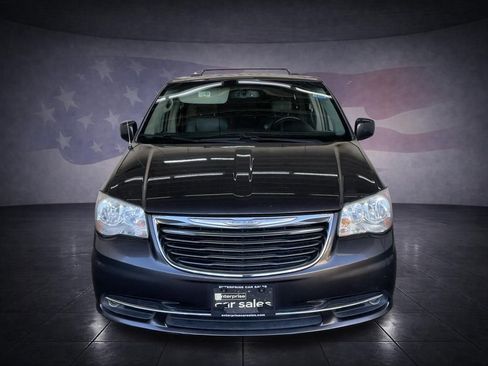 Used 2015 Chrysler Town & Country Touring image 8