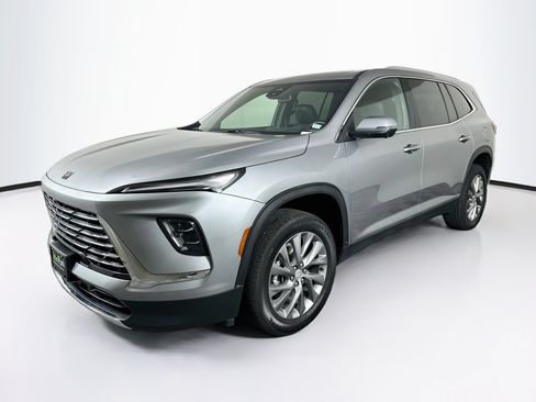 Used 2025 Buick Enclave Preferred FWD image 3