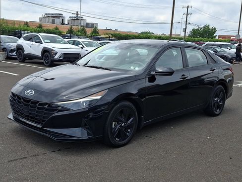 Certified 2023 Hyundai Elantra SEL FWD image 3