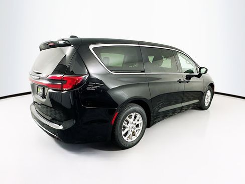 Used 2024 Chrysler Pacifica Touring-L image 9