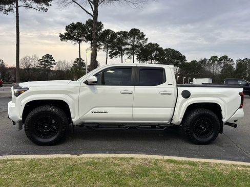 Used 2025 Toyota Tacoma SR5 image 7
