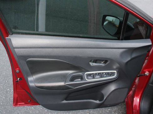 Used 2022 Nissan Versa SR image 10