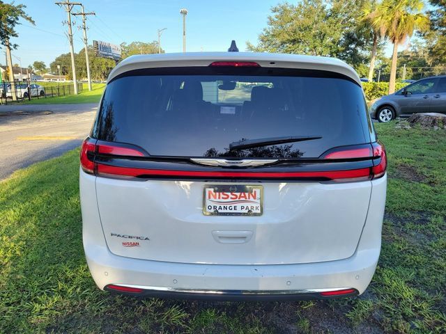 Used 2024 Chrysler Pacifica Touring-L FWD image 7
