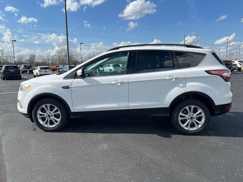 Used 2017 Ford Escape SE w/ Equipment Group 201A image 3