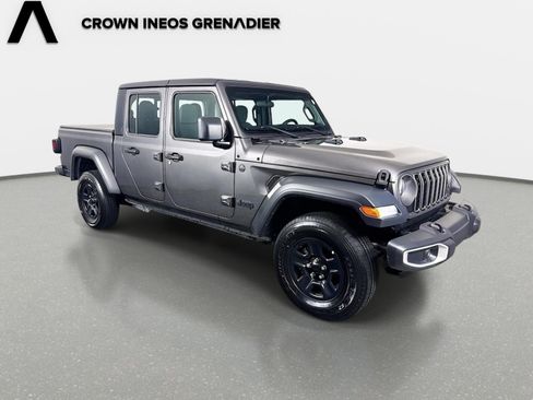 Used 2024 Jeep Gladiator Sport AWD/4WD image 3