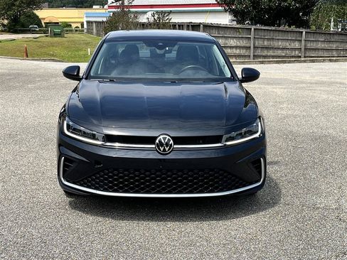 Used 2025 Volkswagen Jetta SE FWD image 2