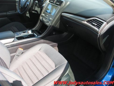 Used 2020 Ford Fusion SE FWD image 24