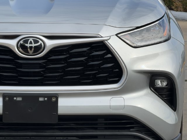 Used 2021 Toyota Highlander LE FWD image 4