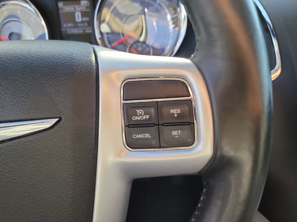Used 2016 Chrysler Town & Country Touring-L FWD image 32