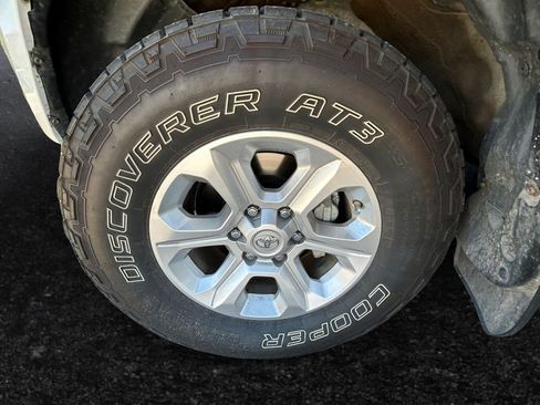 Used 2018 Toyota 4Runner SR5 AWD/4WD image 27