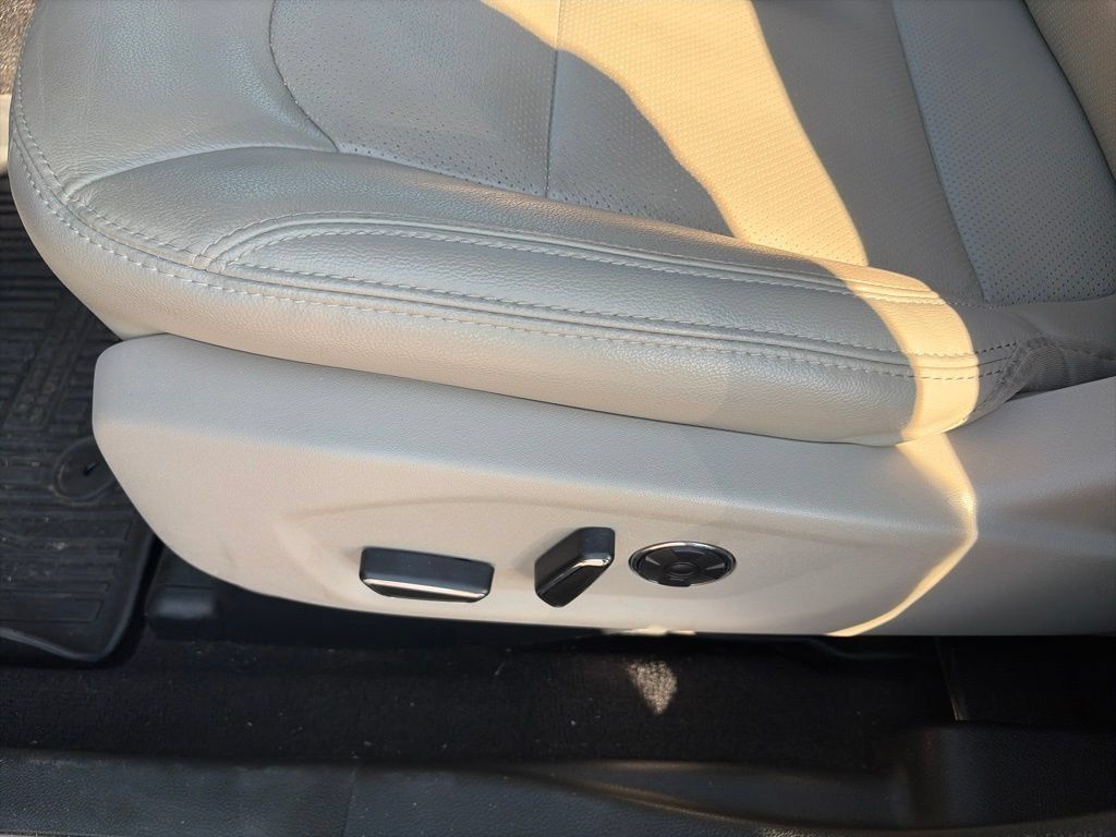 Used 2018 Ford Explorer Limited w/ Equipment Group 301A FWD image 18