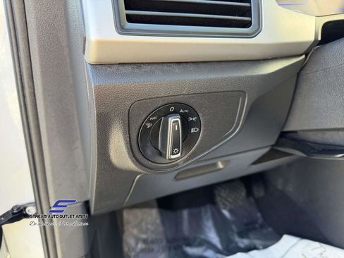 Used 2022 Volkswagen Atlas Cross Sport SE image 31