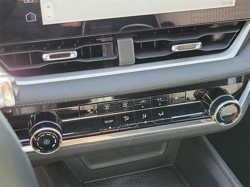 Used 2025 Chevrolet Equinox LT image 25