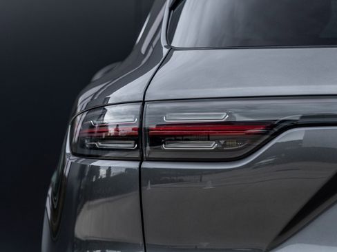 Used 2023 Porsche Cayenne image 7