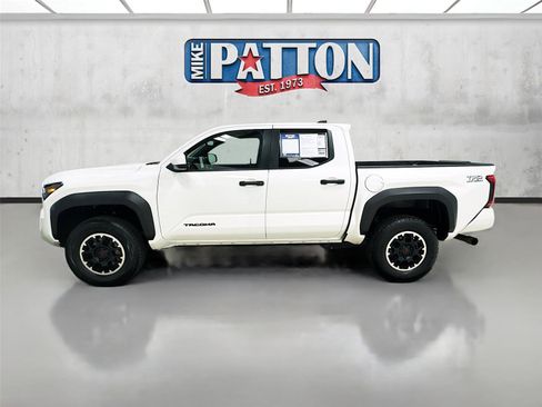Used 2024 Toyota Tacoma TRD Off-Road AWD/4WD image 4
