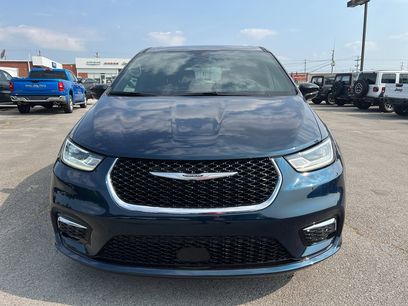 New 2025 Chrysler Pacifica Select