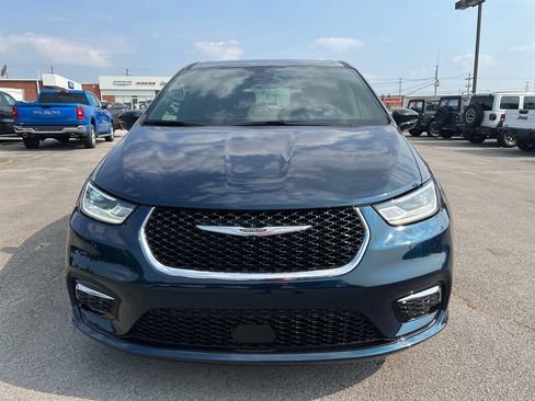 New 2025 Chrysler Pacifica Select image 2