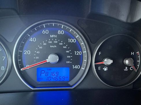 Used 2012 Hyundai Santa Fe GLS image 18