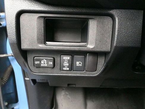 Used 2018 Toyota Tacoma SR image 11