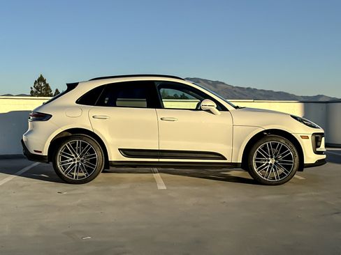 Used 2025 Porsche Macan image 9