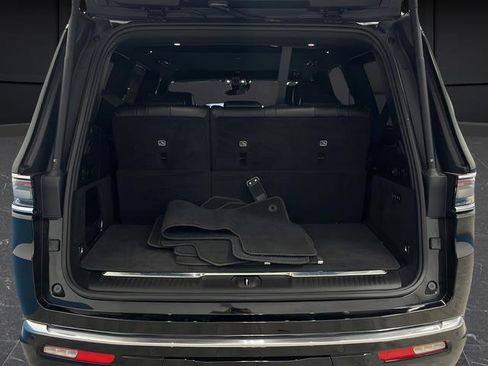 Used 2023 Jeep Grand Wagoneer 4WD w/ Flexible Seating Group image 40