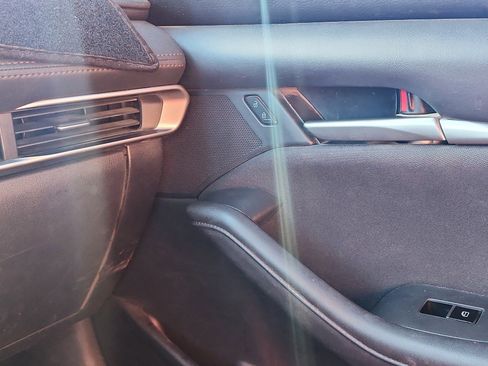 Used 2021 MAZDA MAZDA3 s image 22